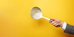 Eine Hand hält mit einer Schöpfkelle. Symbolisch für die Arbeit im Programm bei der Wyniger Gruppe