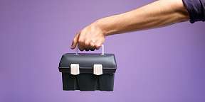 Eine Hand die einen mit Wasser gefüllten Messbecher hält. Symbolisch für die Fesstellung von Kompetenzen