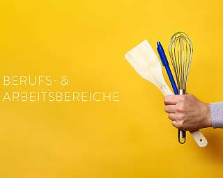 Eine Hand, die Kochkellen und einen Kugelschreiber hält.