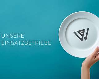 Eine Hand, die einen Teller mit dem Wyniger Gruppen Logo drauf hält.