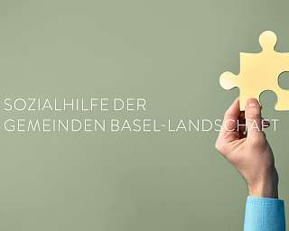 Eine Hand, die ein Puzzle-Teil hochhält. Symbolisch für: die Integrationsangebote für die Sozialhilfe Baselland