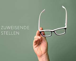 Test Hand mit Brille Test Hand mit Brille