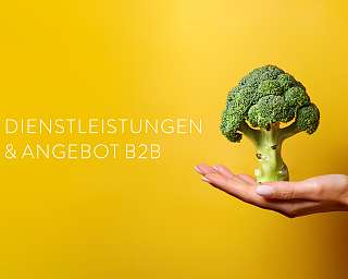 Eine Hand hält einen Broccoli, der an einen Baum erinnert