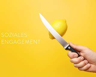 MALIAN Manufaktur Arbeitsintegration Eine Hand hält ein Messer mit einer Zitrone daneben. Symbolisch für die Arbeit in der Manufaktur.