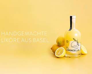 MalianManufaktur Sortiment aufgestellt. Symbolisch 3 Likörflaschen mit Früchten