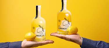 Individuelle Liköre Hände halten verschiedenen farbenen Limoncello. Symbolisch für: Jede Charge ist farblich einzigartig, da wir keine Farbstoffe beigeben.