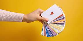 Eine Hand hält einen Faecher Karten. Symbolisch für die Auswahl an Bereichen, die Coaching angeschaut werden