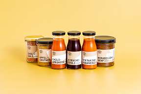 Das Sortiment von den Chili-Saucen bis zum Mirabellensenf hergestellt geretteten Früchten