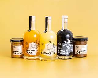 MalianManufaktur Sortiment aufgestellt. Symbolisch 3 Likörflaschen, 1 Konfitüre und 1 Apfelchutney-Sauce