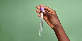 Eine Hand die einen mit Wasser gefüllten Messbecher hält. Symbolisch für die Fesstellung von Kompetenzen