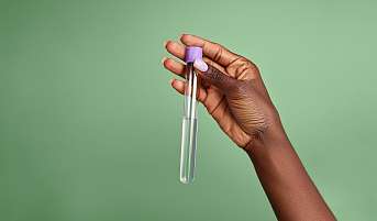 Eine Hand die einen mit Wasser gefüllten Messbecher hält. Symbolisch für die Fesstellung von Kompetenzen