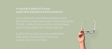  Image Vorteil11 MALIAN Arbeitsintegration. Fundierte Berichte und marktbezogene Rückmeldungen. Symbolisiert durch eine Hand, die eine Brille hält.