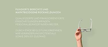 Vorteil11 MALIAN Arbeitsintegration Fundierte Berichte und marktbezogene Rückmeldungen. Symbolisiert durch eine Hand, die eine Brille hält.