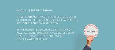 Eine Hand die das In-Qualis Zerifizierungszeichen hochhält