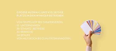 Vorteil4 MALIAN Arbeitsintegration grosseAuswahl Vorteil4 MALIAN Arbeitsintegration grosse Auswahl und vielseitige Plätze in den Wyniger Betrieben symbolisiert durch eine Hand, die einen Fächer Karten hält